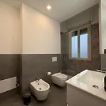 Apartment Wide & Bright 2 Bedroom Flat 50m From M4 Station Milan