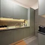 Apartment Wide & Bright 2 Bedroom Flat 50m From M4 Station