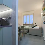 Wide & Bright 2 Bedroom Flat 50m From M4 Station Apartment Milan
