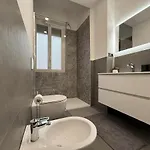 Apartment Wide & Bright 2 Bedroom Flat 50m From M4 Station