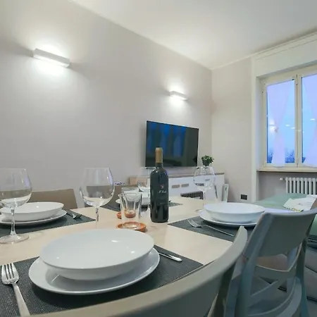 Wide & Bright 2 Bedroom Flat 50m From M4 Station Apartment *