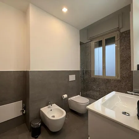 Apartment Wide & Bright 2 Bedroom Flat 50m From M4 Station Milan