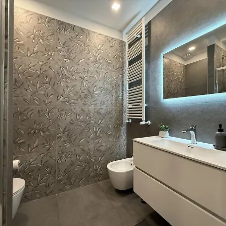 Wide & Bright 2 Bedroom Flat 50m From M4 Station Milan