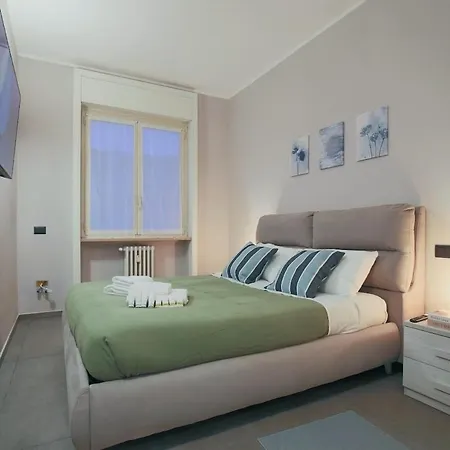 Apartment Wide & Bright 2 Bedroom Flat 50m From M4 Station Milan