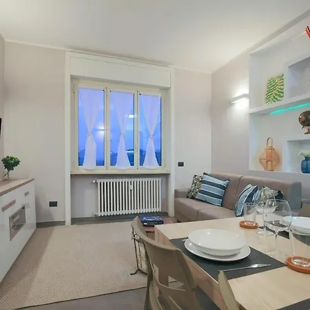 Wide & Bright 2 Bedroom Flat 50m From M4 Station Milan