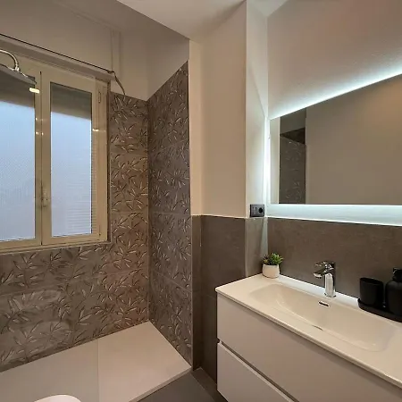 Wide & Bright 2 Bedroom Flat 50m From M4 Station Milan