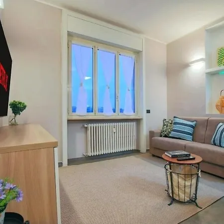 Wide & Bright 2 Bedroom Flat 50m From M4 Station *
