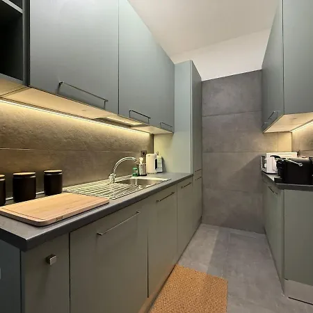 아파트 Wide & Bright 2 Bedroom Flat 50m From M4 Station 밀라노