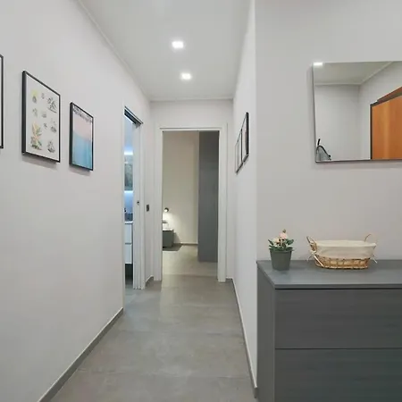 아파트 Wide & Bright 2 Bedroom Flat 50m From M4 Station
